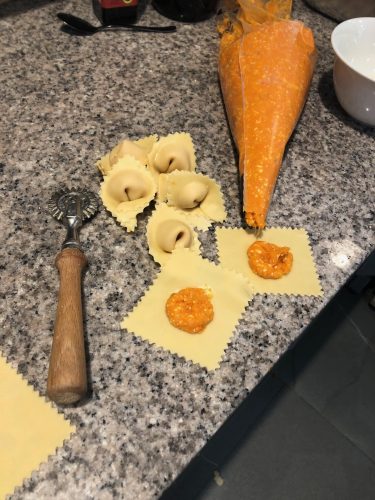 Remplissage des raviolis à l'aide d'une poche