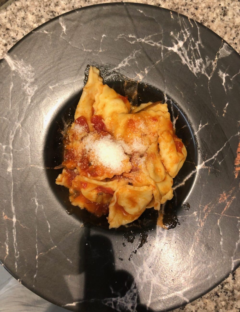 raviolesfraiches-patesfaitmaison-assiettegourmande-restaurantchatel Assiette de ravioles fraiches à la tomate